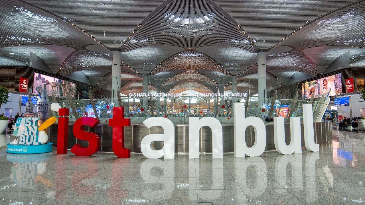 ಆಕಾಶದಲ್ಲಿ ಎತ್ತರಕ್ಕೆ ಹಾರಾಡುವ ವಿಮಾನಗಳನ್ನು ನೋಡುವಾಗ ಖುಷಿಯಾಗುತ್ತದೆ. ಆದರೆ ಈ ಮಧ್ಯಮ ಹಾಗೂ ಬಡವರ್ಗದ ಜನರಿಗೆ ವಿಮಾನ ಪ್ರಯಾಣ ಮಾಡುವುದು ಕನಸಿನ ಮಾತೇ ಸರಿ. ನೀವೇನಾದ್ರೂ ಈ ವಿಮಾನ ನಿಲ್ದಾಣಕ್ಕೆ ಭೇಟಿ ನೀಡುವಿರಿ ಅಥವಾ ಪ್ರಯಾಣಿಸ್ತೀರಿ ಅಂತಾದ್ರೆ ನಿಮ್ಮ ಕೈ ತುಂಬಾ ದುಡ್ಡು ಇರಲೇ ಬೇಕು.