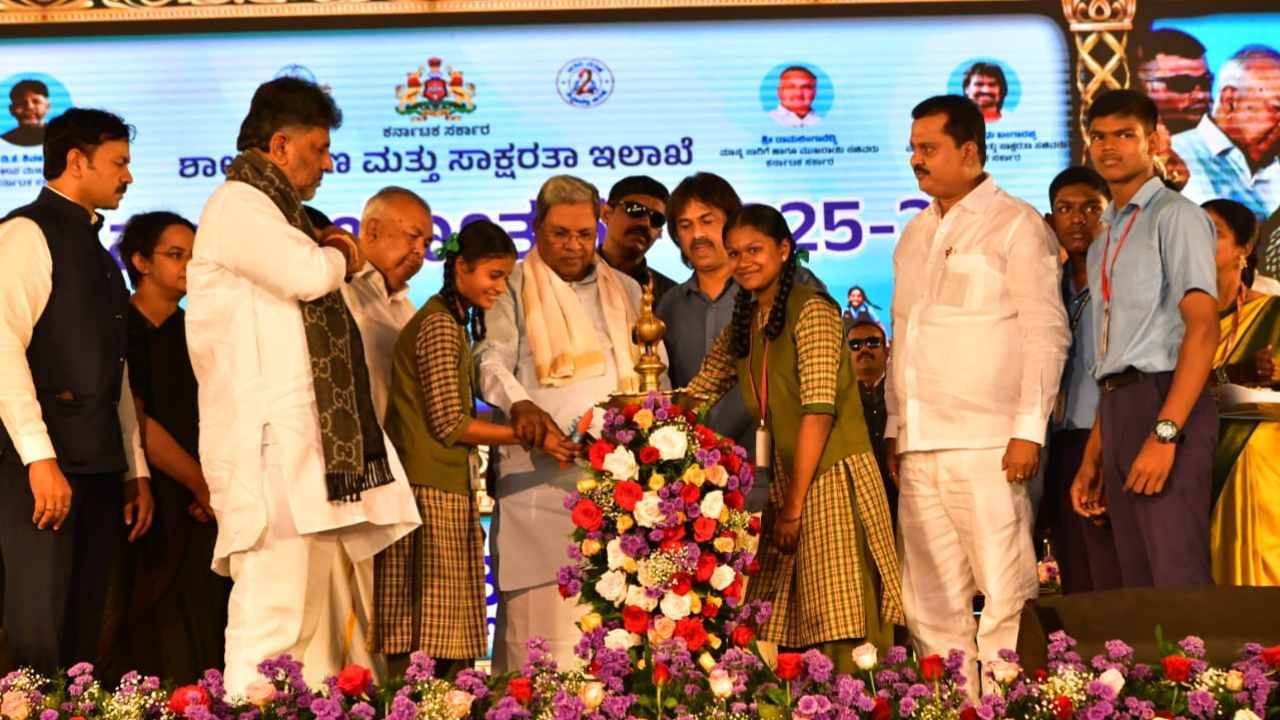 ಇಂದು ಬೆಂಗಳೂರಿನ ಆಡುಗೋಡಿಯ ಕರ್ನಾಟಕ ಸರ್ಕಾರಿ ಕನ್ನಡ ಶಾಲೆಯಲ್ಲಿ ಶಿಕ್ಷಣ ಇಲಾಖೆ ಆಯೋಜಿಸಿದ್ದ ಶಾಲಾ ಪ್ರಾರಂಭೋತ್ಸವ ಕಾರ್ಯಕ್ರಮಕ್ಕೆ ಸಿಎಂ ಸಿದ್ದರಾಮಯ್ಯ ಚಾಲನೆ ನೀಡಿದ್ದಾರೆ.