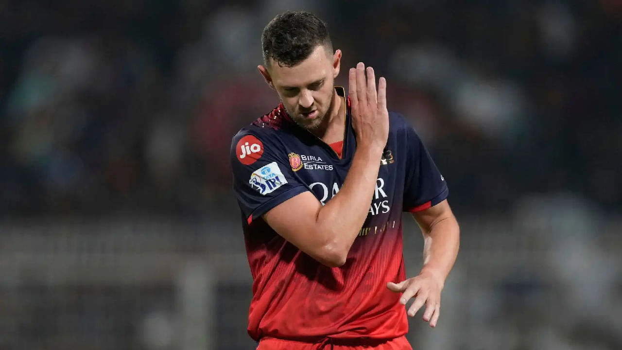 IPL 2025: ಇಂಡಿಯನ್ ಪ್ರೀಮಿಯರ್ ಲೀಗ್ನ ಉಳಿದ ಪಂದ್ಯಗಳಿಗೆ ರಾಯಲ್ ಚಾಲೆಂಜರ್ಸ್ ಬೆಂಗಳೂರು (RCB) ತಂಡದ ವೇಗಿ ಜೋಶ್ ಹೇಝಲ್ವುಡ್ (Josh Hazelwood) ಅಲಭ್ಯರಾಗುವ ಸಾಧ್ಯತೆಯಿದೆ. ಭುಜದ ನೋವಿನಿಂದ ಬಳಲುತ್ತಿದ್ದ ಹೇಝಲ್ವುಡ್ ಚೆನ್ನೈ ಸೂಪರ್ ಕಿಂಗ್ಸ್ ವಿರುದ್ಧದ ಪಂದ್ಯದಲ್ಲಿ ಕಣಕ್ಕಿಳಿದಿರಲಿಲ್ಲ. ಇದೀಗ ಅವರು ಮುಂಬರುವ ಪಂದ್ಯಗಳಲ್ಲೂ ಕಾಣಿಸಿಕೊಳ್ಳುವುದು ಅನುಮಾನ ಎನ್ನಲಾಗಿದೆ.