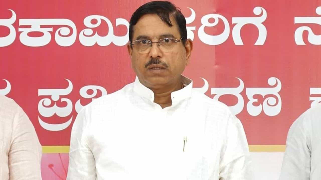 ಭಾರತ ಪಾಕ್ ನಡುವೆ ಡೊನಾಲ್ಡ್ ಟ್ರಂಪ್ ಮಧ್ಯೆಸ್ಥಿಕೆ ಬಗ್ಗೆ ಜೋಶಿ ಹೇಳಿದ್ದಿಷ್ಟು ಭಾರತ ಪಾಕ್ ನಡುವೆ ಡೊನಾಲ್ಡ್ ಟ್ರಂಪ್ ಮಧ್ಯೆಸ್ಥಿಕೆ ಬಗ್ಗೆ ಜೋಶಿ ಹೇಳಿದ್ದಿಷ್ಟು
