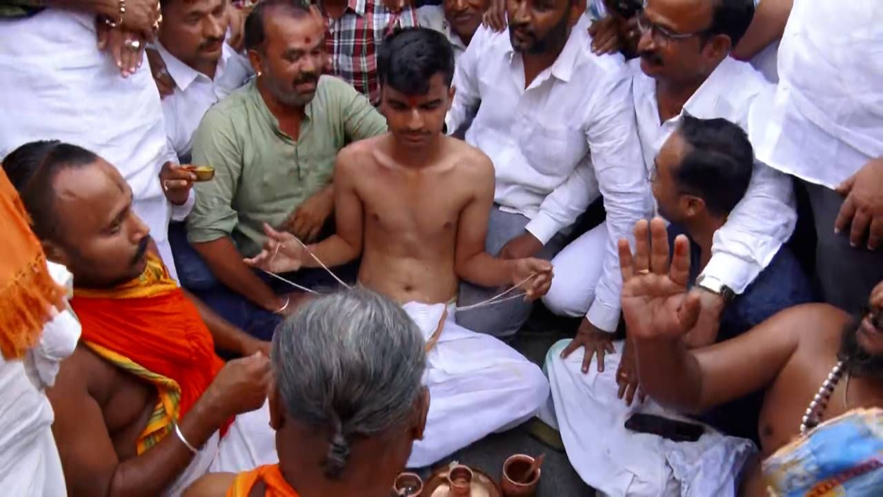 ಕಲಬುರಗಿ: ಪರೀಕ್ಷಾ ಕೇಂದ್ರದಲ್ಲೇ ಶಾಸ್ತ್ರೋಕ್ತವಾಗಿ ವಿದ್ಯಾರ್ಥಿಗೆ ಮತ್ತೆ ಜನಿವಾರ ಧಾರಣೆ