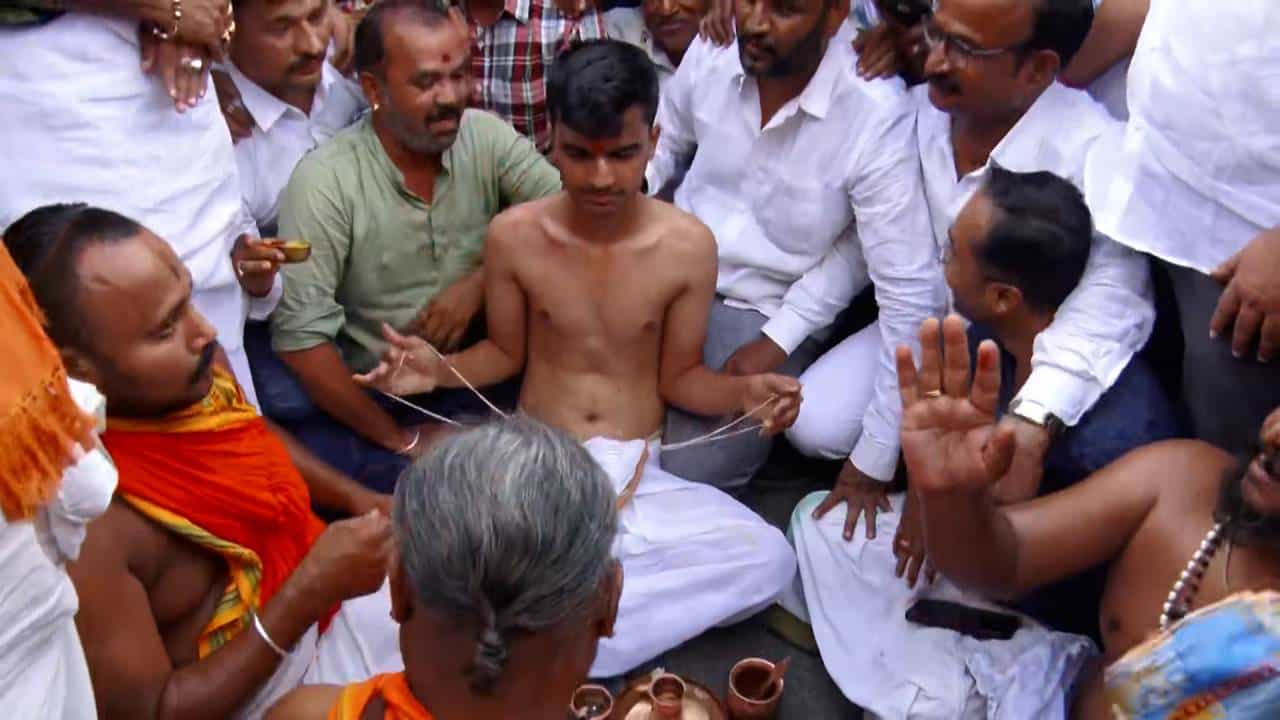 ಕಲಬುರಗಿ: ಪರೀಕ್ಷಾ ಕೇಂದ್ರದಲ್ಲೇ ಶಾಸ್ತ್ರೋಕ್ತವಾಗಿ ವಿದ್ಯಾರ್ಥಿಗೆ ಮತ್ತೆ ಜನಿವಾರ ಧಾರಣೆ ಕಲಬುರಗಿ: ಪರೀಕ್ಷಾ ಕೇಂದ್ರದಲ್ಲೇ ಶಾಸ್ತ್ರೋಕ್ತವಾಗಿ ವಿದ್ಯಾರ್ಥಿಗೆ ಮತ್ತೆ ಜನಿವಾರ ಧಾರಣೆ