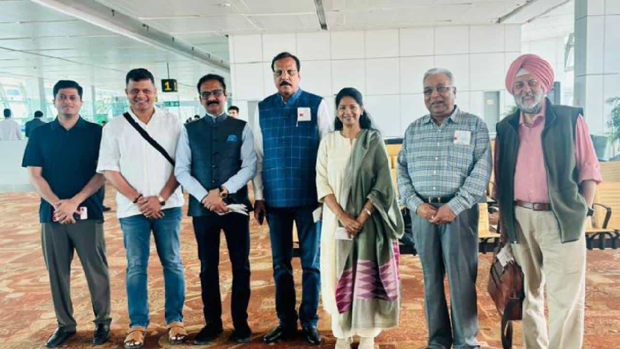 ಮಾಸ್ಕೋ: ಭಾರತದ ಸಂಸದರ ನಿಯೋಗ ಏರ್ಪೋರ್ಟ್ನಲ್ಲಿ ಇಳಿಯುವ ವೇಳೆ ಡ್ರೋನ್ ದಾಳಿ ಮಾಸ್ಕೋ: ಭಾರತದ ಸಂಸದರ ನಿಯೋಗ ಏರ್ಪೋರ್ಟ್ನಲ್ಲಿ ಇಳಿಯುವ ವೇಳೆ ಡ್ರೋನ್ ದಾಳಿ