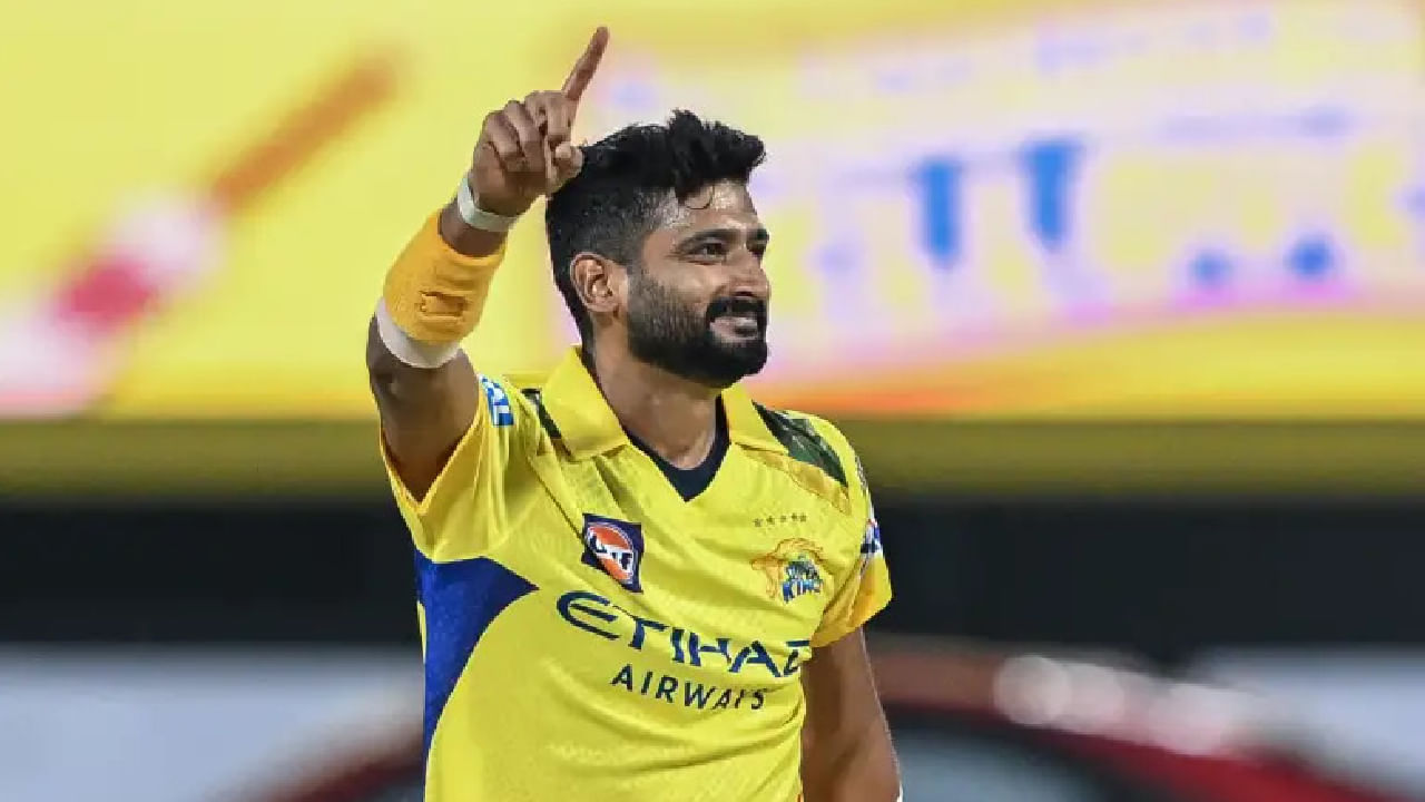 ಇನ್ನು ಈ ಪಟ್ಟಿಯಲ್ಲಿ ದ್ವಿತೀಯ ಸ್ಥಾನದಲ್ಲಿರುವುದು ಸಿಎಸ್ಕೆ ತಂಡದ ಎಡಗೈ ವೇಗಿ ಖಲೀಲ್ ಅಹ್ಮದ್. ಚೆನ್ನೈ ಸೂಪರ್ ಕಿಂಗ್ಸ್ ಪರ 10 ಪಂದ್ಯಗಳಲ್ಲಿ 35.4 ಓವರ್ಗಳನ್ನು ಎಸೆದಿರುವ ಖಲೀಲ್ ಒಟ್ಟು 106 ಡಾಟ್ ಬಾಲ್ ಎಸೆದಿದ್ದಾರೆ. ಈ ವೇಳೆ 14 ವಿಕೆಟ್ಗಳನ್ನು ಸಹ ಪಡೆದಿದ್ದಾರೆ.
