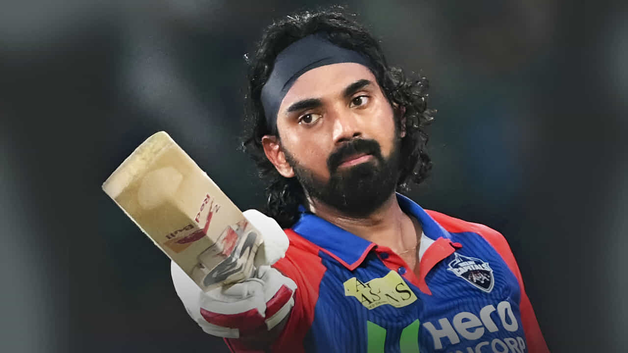 IPL 2025: ಇಂಡಿಯನ್ ಪ್ರೀಮಿಯರ್ ಲೀಗ್ನಲ್ಲಿ ಕೆಎಲ್ ರಾಹುಲ್ (KL Rahul) ಹೊಸ ಇತಿಹಾಸ ಬರೆದಿದ್ದಾರೆ. ಅದು ಕೂಡ ಭರ್ಜರಿ ಸೆಂಚುರಿಗಳನ್ನು ಸಿಡಿಸುವ ಮೂಲಕ ಎಂಬುದು ವಿಶೇಷ. ದೆಹಲಿಯ ಅರುಣ್ ಜೇಟ್ಲಿ ಸ್ಟೇಡಿಯಂನಲ್ಲಿ ನಡೆದ ಐಪಿಎಲ್ನ 60ನೇ ಪಂದ್ಯದಲ್ಲಿ ಗುಜರಾತ್ ಟೈಟಾನ್ಸ್ ವಿರುದ್ಧ ರಾಹುಲ್ ಆಕರ್ಷಕ ಶತಕ ಬಾರಿಸಿದ್ದರು.