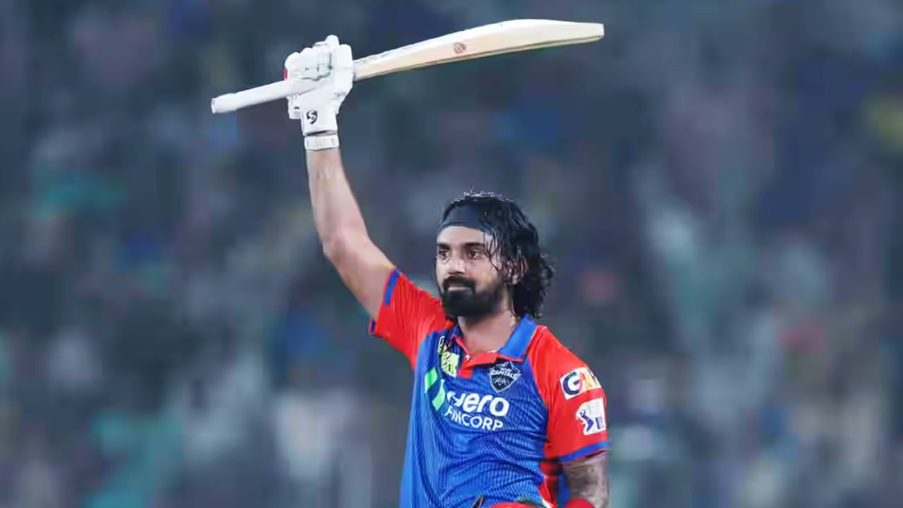 ಇದೀಗ ಐಪಿಎಲ್ನ 99ನೇ ಶತಕದ ಬೆನ್ನಲ್ಲೇ 100ನೇ ಸೆಂಚುರಿ ಕೂಡ ಮೂಡಿಬಂದಿದೆ. ಅಂದರೆ ಅರುಣ್ ಜೇಟ್ಲಿ ಸ್ಟೇಡಿಯಂನಲ್ಲಿ ನಡೆದ ಐಪಿಎಲ್ನ 60ನೇ ಪಂದ್ಯದಲ್ಲಿ ಮೊದಲು ಬ್ಯಾಟ್ ಮಾಡಿದ ಡೆಲ್ಲಿ ಕ್ಯಾಪಿಟಲ್ಸ್ ಪರ ಕೆಎಲ್ ರಾಹುಲ್ 65 ಎಸೆತಗಳಲ್ಲಿ ಅಜೇಯ 112 ರನ್ ಬಾರಿಸಿದ್ದರು. ಇದು ಐಪಿಎಲ್ನ 99ನೇ ಶತಕವಾಗಿದೆ.