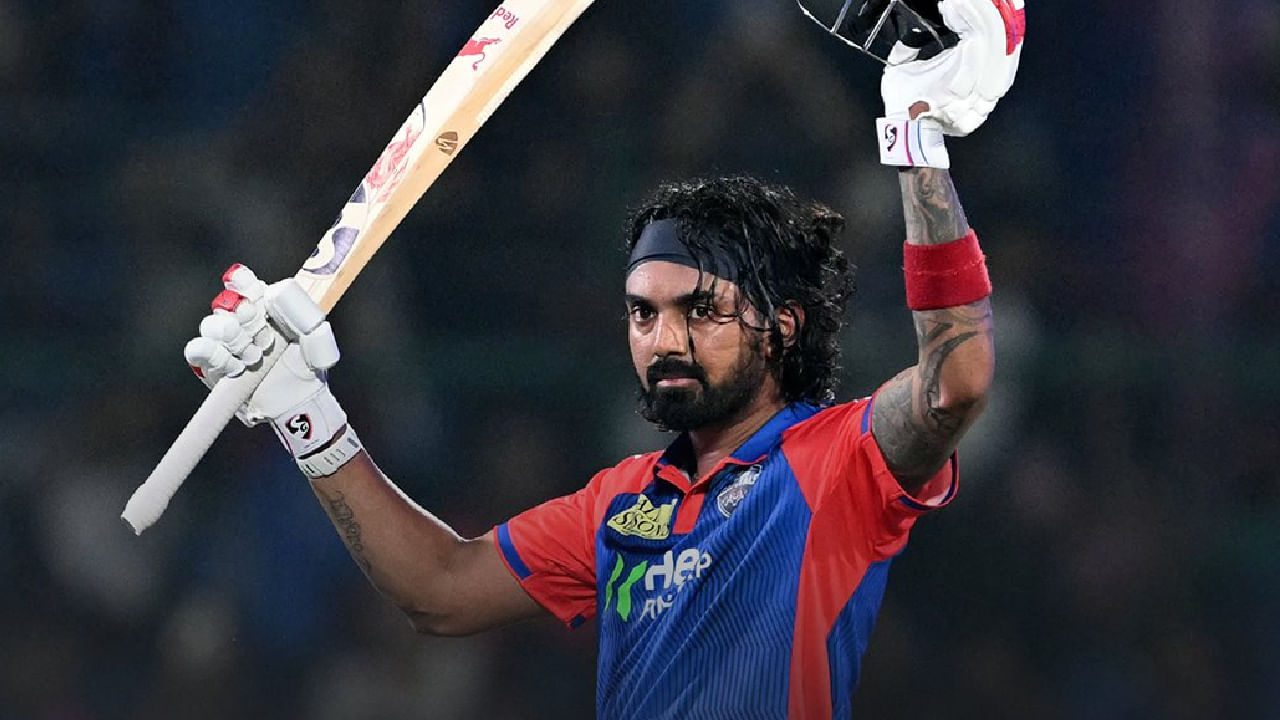 ಈ ಪಂದ್ಯದಲ್ಲಿ ಆರಂಭಿಕನಾಗಿ ಕಣಕ್ಕಿಳಿದ ಕೆಎಲ್​ಆರ್ 65 ಎಸೆತಗಳಲ್ಲಿ 4 ಭರ್ಜರಿ ಸಿಕ್ಸ್ ಹಾಗೂ 11 ಫೋರ್​ಗಳೊಂದಿಗೆ ಅಜೇಯ 112 ರನ್ ಬಾರಿಸಿದರು. ಈ ಶತಕದೊಂದಿಗೆ ಐಪಿಎಲ್ ಇತಿಹಾಸದಲ್ಲಿ ಮೂರು ತಂಡಗಳ ಪರ ಸೆಂಚುರಿ ಸಿಡಿಸಿದ ಮೊದಲ ಬ್ಯಾಟರ್ ಎಂಬ ದಾಖಲೆಯೊಂದು ಕನ್ನಡಿಗನ ಪಾಲಾಗಿದೆ.