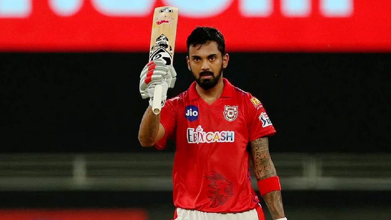 ಅಂದರೆ ಐಪಿಎಲ್​ನಲ್ಲಿ ಮೂರು ತಂಡಗಳ ಪರ ಕಣಕ್ಕಿಳಿದು ಶತಕ ಸಿಡಿಸಿರುವುದು ಕೆಎಲ್ ರಾಹುಲ್ ಒಬ್ಬರೇ. ಇದಕ್ಕೂ ಮುನ್ನ ಪಂಜಾಬ್ ಕಿಂಗ್ಸ್ ಪರ ಆಡಿದ್ದ ರಾಹುಲ್ 2 ಶತಕ ಬಾರಿಸಿದ್ದರು. 2019 ರಲ್ಲಿ ಮುಂಬೈ ಇಂಡಿಯನ್ಸ್ ವಿರುದ್ಧ 64 ಎಸೆತಗಳಲ್ಲಿ 100 ರನ್ ಬಾರಿಸಿದ್ದ ಕೆಎಲ್​ಆರ್​, ಆ ಬಳಿಕ 2020 ರಲ್ಲಿ ಆರ್​ಸಿಬಿ ವಿರುದ್ಧ 69 ಎಸೆತಗಳಲ್ಲಿ 132 ರನ್​ ಸಿಡಿಸಿದ್ದರು.