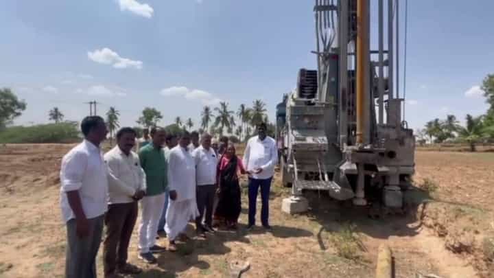 ಕೊಪ್ಪಳ: ಗೃಹ ಲಕ್ಷ್ಮಿ ಹಣ ಕೂಡಿಟ್ಟು ಬೋರವೆಲ್ ಕೊರೆಸಿದ ಅಜ್ಜಿ ಕೊಪ್ಪಳ: ಗೃಹ ಲಕ್ಷ್ಮಿ ಹಣ ಕೂಡಿಟ್ಟು ಬೋರವೆಲ್ ಕೊರೆಸಿದ ಅಜ್ಜಿ