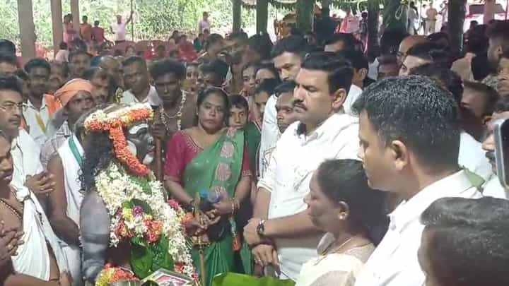 ಪ್ರಧಾನಿ ಮೋದಿಗಾಗಿ ಸುಳ್ಯದಲ್ಲಿ ಕೊರಗಜ್ಜನಿಗೆ ಹರಕೆ ತೀರಿಸಿದ ಬಿವೈ ವಿಜಯೇಂದ್ರ ಪ್ರಧಾನಿ ಮೋದಿಗಾಗಿ ಸುಳ್ಯದಲ್ಲಿ ಕೊರಗಜ್ಜನಿಗೆ ಹರಕೆ ತೀರಿಸಿದ ಬಿವೈ ವಿಜಯೇಂದ್ರ