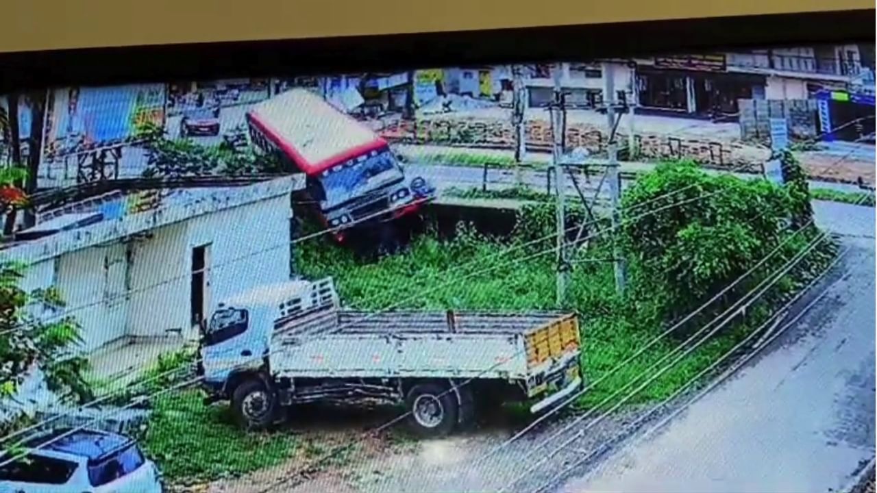 ಡಿವೈಡರ್ ಹಾರಿ ಬೈಕ್​ಗೆ ಗುದ್ದಿ ಪಲ್ಟಿಯಾದ ಕೆಎಸ್​ಆರ್​ಟಿಸಿ ಬಸ್: ಸಿಸಿ ಕ್ಯಾಮರಾದಲ್ಲಿ ಭಯಾನಕ ವಿಡಿಯೋ ಸೆರೆ