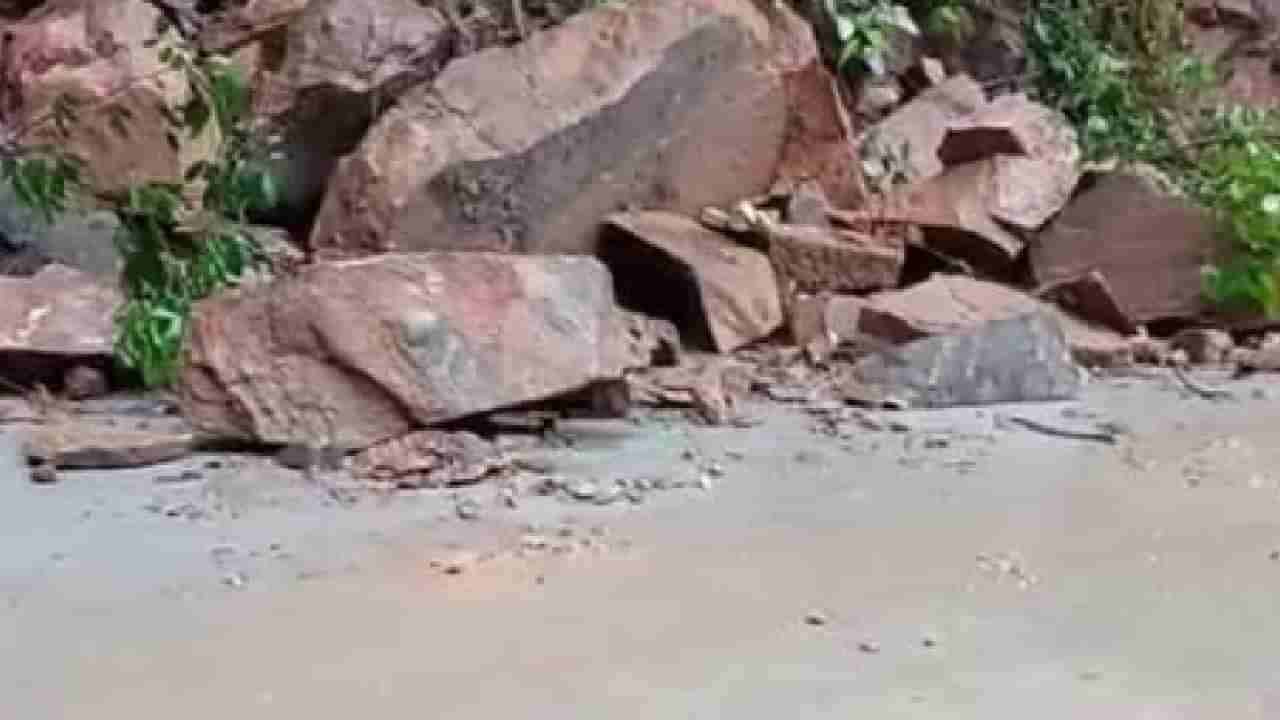 ಉತ್ತರ ಕನ್ನಡದಲ್ಲಿ ಮಳೆಯ ಅಬ್ಬರ; ಗುಡ್ಡ ಕುಸಿದು ಅಂಕೋಲ-ಶಿರಸಿ ರಸ್ತೆ ಬಂದ್