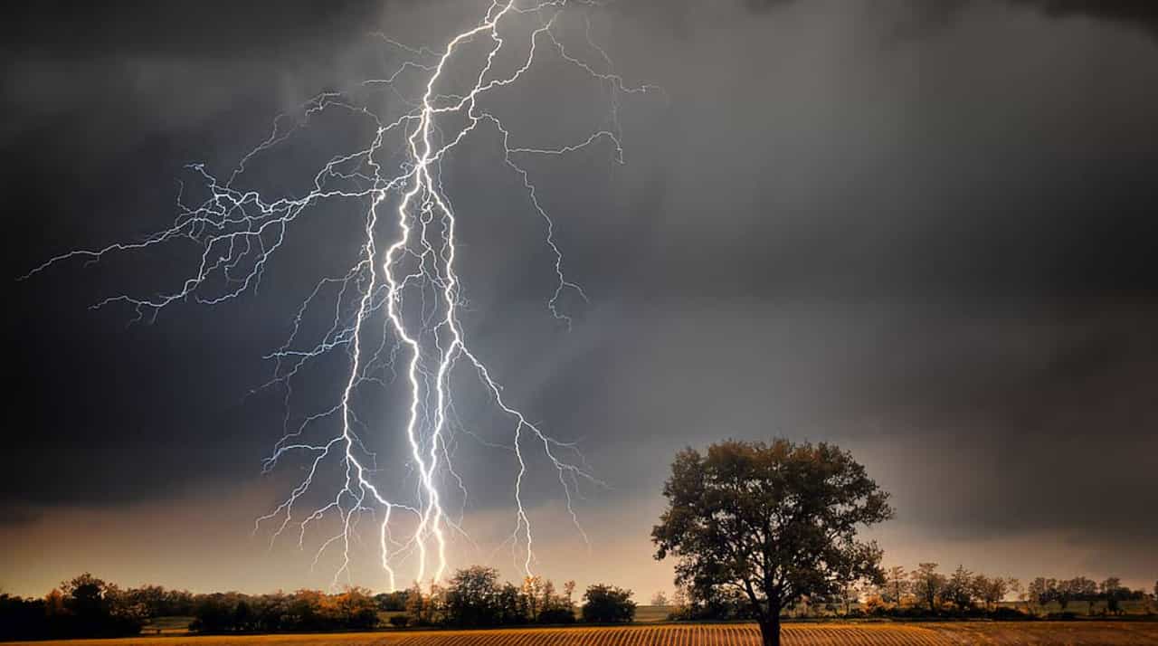 Karnataka Rains: ಕರ್ನಾಟಕದಲ್ಲಿ ಆಲಿಕಲ್ಲು ಮಳೆಯ ಆರ್ಭಟ: ಸಿಡಿಲು ಬಡಿದು 6 ಜನ ಸಾವು..! Karnataka Rains: ಕರ್ನಾಟಕದಲ್ಲಿ ಆಲಿಕಲ್ಲು ಮಳೆಯ ಆರ್ಭಟ: ಸಿಡಿಲು ಬಡಿದು 6 ಜನ ಸಾವು..!