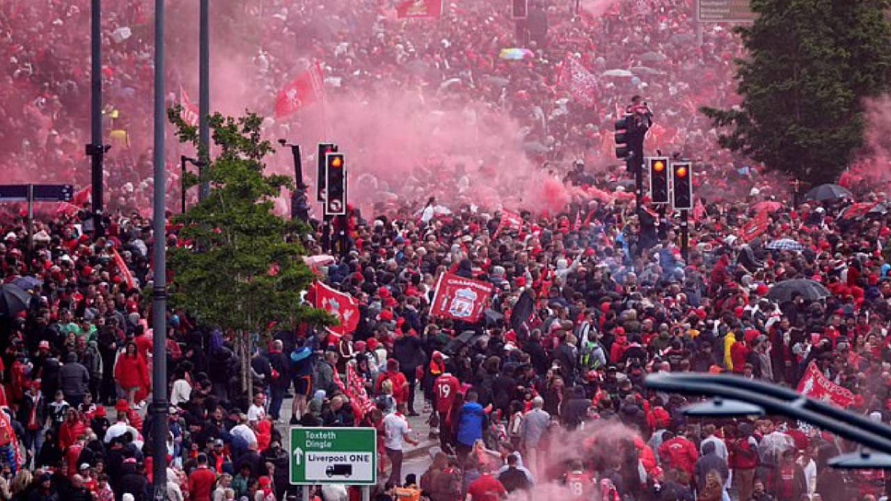 Video: ಲಿವರ್ಪೂಲ್ ವಿಜಯೋತ್ಸವ ಪರೇಡ್ ವೇಳೆ ಜನರ ಮೇಲೆ ಹರಿದ ಕಾರು, 50ಕ್ಕೂ ಅಧಿಕ ಮಂದಿಗೆ ಗಾಯ Video: ಲಿವರ್ಪೂಲ್ ವಿಜಯೋತ್ಸವ ಪರೇಡ್ ವೇಳೆ ಜನರ ಮೇಲೆ ಹರಿದ ಕಾರು, 50ಕ್ಕೂ ಅಧಿಕ ಮಂದಿಗೆ ಗಾಯ