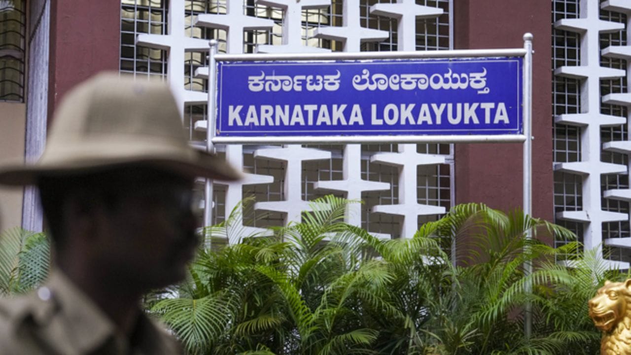 ಬೆಳ್ಳಂಬೆಳಗ್ಗೆ ಲೋಕಾ ಶಾಕ್​​: ಕರ್ನಾಟಕದಾದ್ಯಂತ 7 ಅಧಿಕಾರಿಗಳ ಮನೆಗಳ ಮೇಲೆ ದಾಳಿ