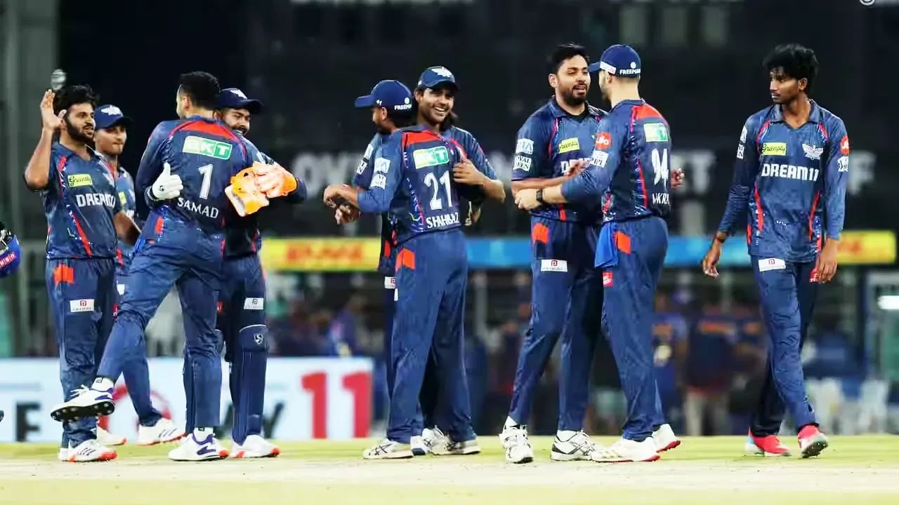 ಲಕ್ನೋ ಸೂಪರ್ ಜೈಂಟ್ಸ್: ಎಲ್ಎಸ್ಜಿ ತಂಡವು ಇದುವರೆಗೆ ಆಡಿದ 12 ಪಂದ್ಯಗಳಲ್ಲಿ 5 ಪಂದ್ಯಗಳಲ್ಲಿ ಮಾತ್ರ ಜಯ ಸಾಧಿಸಿದೆ. ಇನ್ನುಳಿದ 2 ಮ್ಯಾಚ್ಗಳಲ್ಲಿ ಗೆಲುವು ದಾಖಲಿಸಿದರೂ ಲಕ್ನೋ ಸೂಪರ್ ಜೈಂಟ್ಸ್ ತಂಡಕ್ಕೆ ಪ್ಲೇಆಫ್ಗೆ ಪ್ರವೇಶಿಸಲು ಸಾಧ್ಯವಾಗುವುದಿಲ್ಲ.