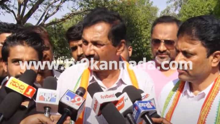 ಮೈಸೂರು: ಸಿದ್ದರಾಮಯ್ಯರನ್ನು ಕೆಟ್ಟ ಪದಗಳಿಂದ ಬೈದು ವಿಡಿಯೋ ಹರಿಬಿಟ್ಟಿರುವ ಜೇಲ್ ವಾಚರ್ನನ್ನು ಬಂಧಿಸಲು ಆಗ್ರಹ ಮೈಸೂರು: ಸಿದ್ದರಾಮಯ್ಯರನ್ನು ಕೆಟ್ಟ ಪದಗಳಿಂದ ಬೈದು ವಿಡಿಯೋ ಹರಿಬಿಟ್ಟಿರುವ ಜೇಲ್ ವಾಚರ್ನನ್ನು ಬಂಧಿಸಲು ಆಗ್ರಹ