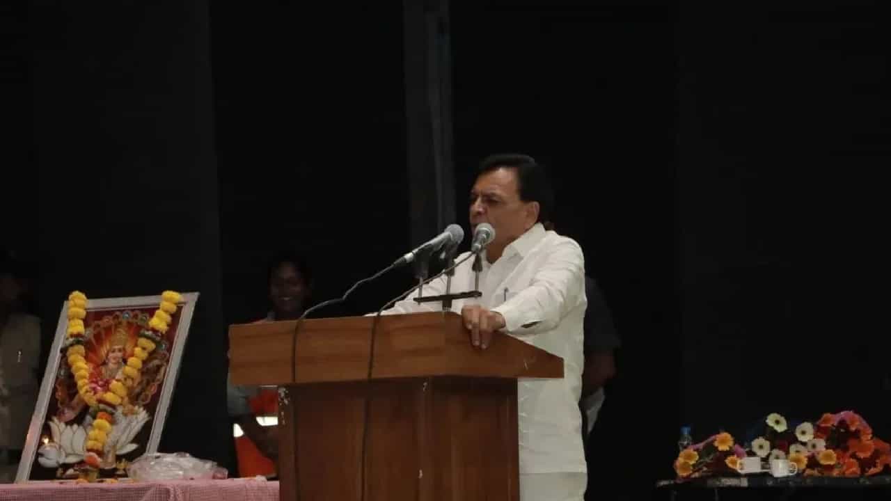 ಭಾರತೀಯ ಸೇನೆ ಪಿಎಂ ಮೋದಿಯ ಪಾದಗಳಿಗೆ ನಮಸ್ಕರಿಸಿತು; ಮಧ್ಯಪ್ರದೇಶ ಡಿಸಿಎಂ ವಿವಾದಾತ್ಮಕ ಹೇಳಿಕೆ ಭಾರತೀಯ ಸೇನೆ ಪಿಎಂ ಮೋದಿಯ ಪಾದಗಳಿಗೆ ನಮಸ್ಕರಿಸಿತು; ಮಧ್ಯಪ್ರದೇಶ ಡಿಸಿಎಂ ವಿವಾದಾತ್ಮಕ ಹೇಳಿಕೆ