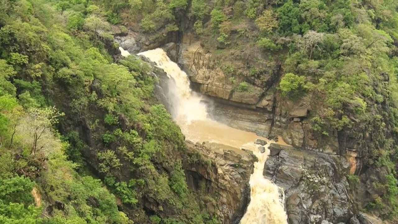ಕರ್ನಾಟಕದಲ್ಲಿ ಸುರಿಯುತ್ತಿರುವ ಪೂರ್ವ ಮುಂಗಾರು ಮಳೆ ಕೆಲವು ಕಡೆ ಭಾರೀ ಅವಾಂತರ ಸೃಷ್ಟಿಸುತ್ತಿದ್ದರೆ, ಅತ್ತ ಉತ್ತರ ಕನ್ನಡ ಜಿಲ್ಲೆಯಲ್ಲಿ ಬತ್ತಿದ ಜಲಪಾತಗಳಿಗೆ ಜೀವ ಕಳೆ ಬಂದಿದೆ. ಮೇ ತಿಂಗಳಲ್ಲಿ ತುಂಬಿ ಉಕ್ಕಿ ಹರಿಯುತ್ತಿರುವ ಜೀವ ಜಲ ಪ್ರವಾಸಿಗರನ್ನು ಸೆಳೆಯುತ್ತಿದೆ.