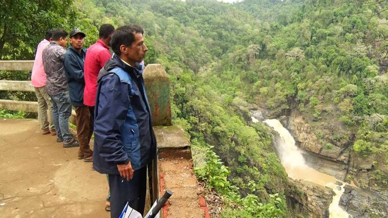 ಮಳೆಯ ಅಬ್ಬರ ಹೆಚ್ಚಾದ ಹಿನ್ನೆಲೆ, ಮುನ್ನೆಚ್ಚರಿಕೆ ಕ್ರಮವಾಗಿ ಜಿಲ್ಲೆಯ ಎಲ್ಲಾ ಫಾಲ್ಸ್ಗಳಿಗೆ ನಿರ್ಬಂಧ ಹೇರಲಾಗತ್ತೆ. ಆದರೆ ಅತ್ಯಂತ ಸೇಫ್ ಆಗಿರುವ ಮಾಗೋಡ್ ಫಾಲ್ಸ್ಗೆ ನಿರ್ಬಂಧ ಮಾಡುವುದು ಭಾರೀ ವಿರಳ. ಏಕೆಂದರೆ ಈ ಜಲಪಾತದಲ್ಲಿ ಆಟ ಆಡಲು ಹಾಗೂ ಬಂಡೆ ಕಲ್ಲು ಹತ್ತಿ ಫೋಟೋ ತೆಗೆದುಕೊಳ್ಳಲು ಇಲ್ಲಿ ಅವಕಾಶ ಕಡಿಮೆ. ಹಾಗಾಗಿ ಇಲ್ಲಿಗೆ ಕುಟುಂಬ ಸಮೇತ ಬಂದು ಪ್ರಕೃತಿ ಸೌಂದರ್ಯವನ್ನ ಕಣ್ತುಂಬಿಕೊಳ್ಳಬಹುದು.