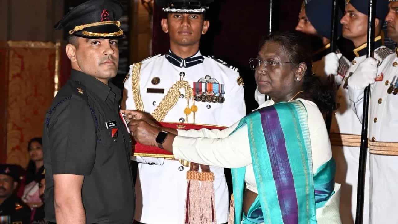 ರಾಷ್ಟ್ರಪತಿಯಿಂದ ಮೇಜರ್ ಆಶಿಶ್ ದಹಿಯಾ ಸೇರಿ 33 ಜನರಿಗೆ ಶೌರ್ಯ ಚಕ್ರ ಪ್ರಶಸ್ತಿ ರಾಷ್ಟ್ರಪತಿಯಿಂದ ಮೇಜರ್ ಆಶಿಶ್ ದಹಿಯಾ ಸೇರಿ 33 ಜನರಿಗೆ ಶೌರ್ಯ ಚಕ್ರ ಪ್ರಶಸ್ತಿ