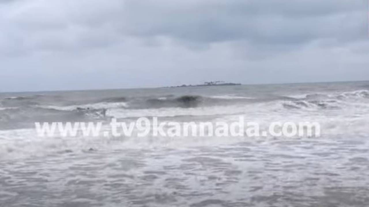 ಉಡುಪಿಯಲ್ಲಿ ರೆಡ್ ಅಲರ್ಟ್, ಮಲ್ಪೆ ಬೀಚ್​ನಲ್ಲಿ ಸಮುದ್ರಕ್ಕಿಳಿಯದಂತೆ ಪ್ರವಾಸಿಗರಿಗೆ ಎಚ್ಚರಿಕೆ