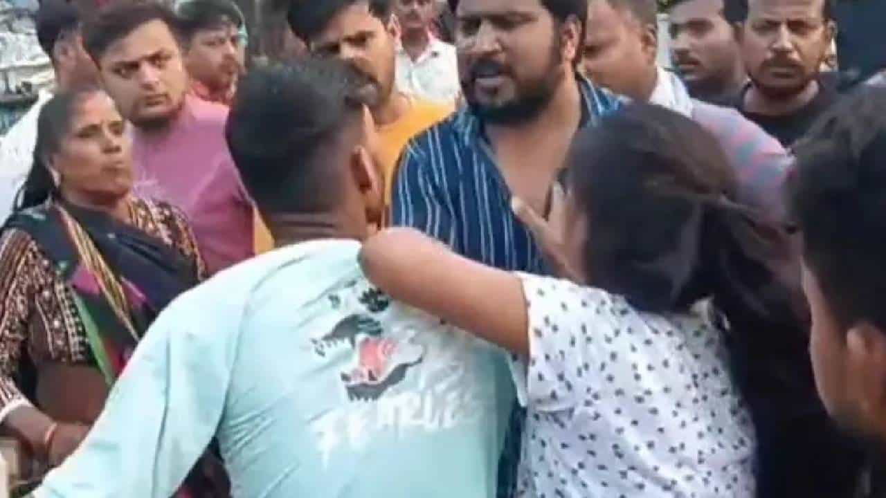 Video: ಗರ್ಲ್ಫ್ರೆಂಡ್ ಜತೆ ಸ್ಕೂಟಿಯಲ್ಲಿ ಸುತ್ತುತ್ತಿದ್ದ ಮಗ, ರಸ್ತೆಯಲ್ಲೇ ಇಬ್ಬರಿಗೂ ಬಿತ್ತು ಏಟು Video: ಗರ್ಲ್ಫ್ರೆಂಡ್ ಜತೆ ಸ್ಕೂಟಿಯಲ್ಲಿ ಸುತ್ತುತ್ತಿದ್ದ ಮಗ, ರಸ್ತೆಯಲ್ಲೇ ಇಬ್ಬರಿಗೂ ಬಿತ್ತು ಏಟು