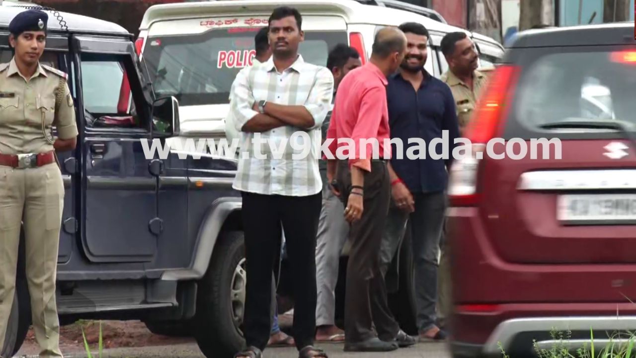 ದಕ್ಷಿಣ ಕನ್ನಡ ಜಿಲ್ಲೆಯಾದ್ಯಂತ ಬಿಗಿ ಪೊಲೀಸ್ ಬಂದೋಬಸ್ತ್: ಎಲ್ಲೆಲ್ಲೂ ಖಾಕಿ ಪಡೆ ನಿಯೋಜನೆ ದಕ್ಷಿಣ ಕನ್ನಡ ಜಿಲ್ಲೆಯಾದ್ಯಂತ ಬಿಗಿ ಪೊಲೀಸ್ ಬಂದೋಬಸ್ತ್: ಎಲ್ಲೆಲ್ಲೂ ಖಾಕಿ ಪಡೆ ನಿಯೋಜನೆ