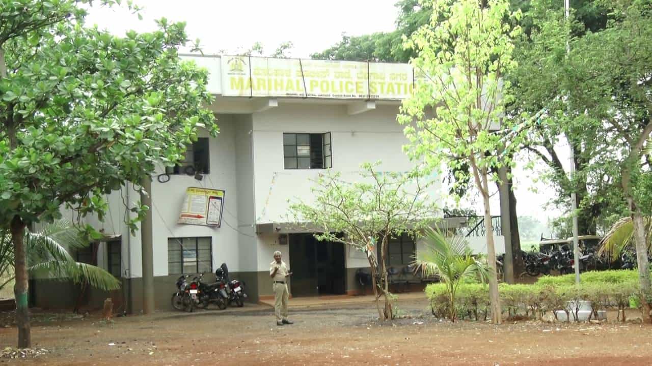 ಬೆಳಗಾವಿ: ಅಂಚೆ ಕಚೇರಿಯಲ್ಲಿ ಹಣಕೊಡುತ್ತಿದ್ದಾರೆ ಅಂತ ಹೇಳಿ ಅಜ್ಜಿಗೆ ವಂಚನೆ ಬೆಳಗಾವಿ: ಅಂಚೆ ಕಚೇರಿಯಲ್ಲಿ ಹಣಕೊಡುತ್ತಿದ್ದಾರೆ ಅಂತ ಹೇಳಿ ಅಜ್ಜಿಗೆ ವಂಚನೆ