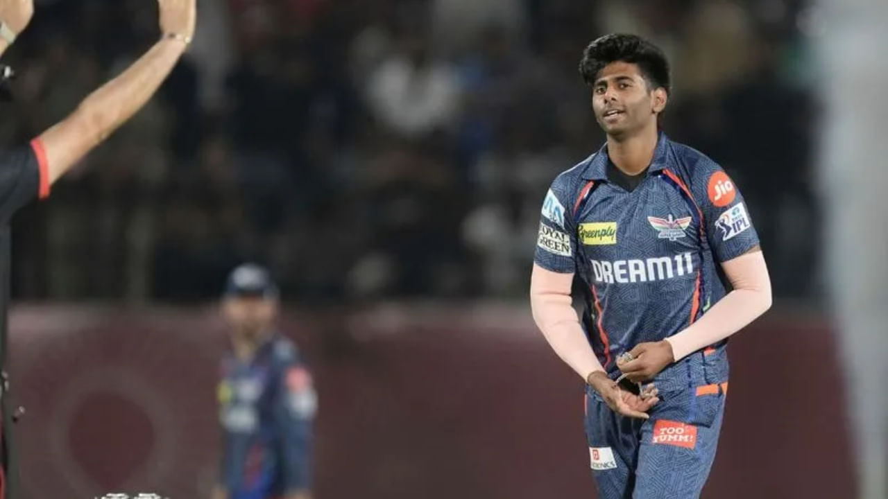 ಇದರ ನಡುವೆ ಲಕ್ನೋ ಸೂಪರ್ ಜೈಂಟ್ಸ್ ತಂಡವು ತನ್ನ ಯುವ ವೇಗಿ ಮಯಾಂಕ್ ಯಾದವ್ ಮತ್ತೆ ಗಾಯಗೊಂಡು ಟೂರ್ನಿಯಿಂದ ಹೊರಗುಳಿದಿರುವುದರಿಂದ ಭಾರಿ ಹಿನ್ನಡೆ ಅನುಭವಿಸಿದೆ. ಇತ್ತೀಚೆಗಷ್ಟೇ ಇಂಜುರಿಯಿಂದ ಚೇತರಿಸಿಕೊಂಡಿದ್ದ ಮಯಾಂಕ್ ಐಪಿಎಲ್​ಗೆ ಎಂಟ್ರಿಕೊಟ್ಟಿದ್ದರು. ಆದರೀಗ ಅವರು ಮತ್ತೆ ಗಾಯಕ್ಕೆ ತುತ್ತಾಗಿದ್ದಾರೆ.
