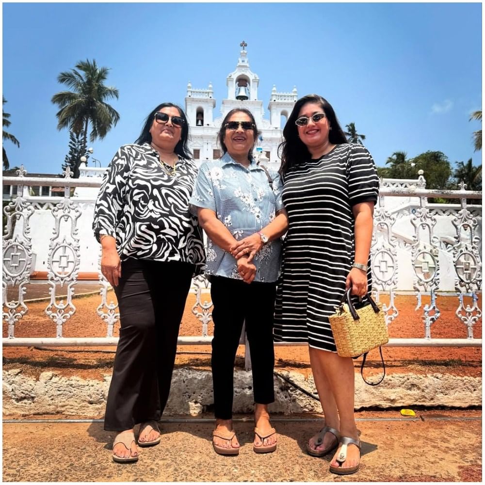 ಮೇಘನಾ ರಾಜ್ ಗೋವಾ ಟ್ರಿಪ್​ಗೆ ಅವರ ತಾಯಿ ಪ್ರಮಿಳಾ ಜೋಷಾಯ್ ಕೂಡ ಇದ್ದರು. ಅವರು ಮೇಘನಾ ಅವರ ಟ್ರಿಪ್​ನಲ್ಲಿ ಸಾಥ್ ನೀಡಿದ್ದಾರೆ. ಬೀಚ್ ಹಾಗೂ ಗೋವಾ ಬೀದಿಗಳಲ್ಲಿ ಅವರು ಸುತ್ತಾಟ ನಡೆಸಿದ್ದಾರೆ.   