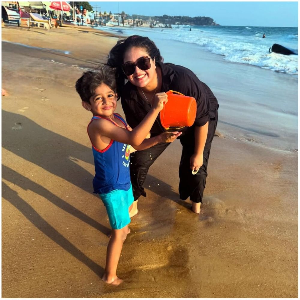 ಮೇಘನಾ ರಾಜ್ ಅವರು ಮಗನ ಜೊತೆ ಬೀಚ್​ನಲ್ಲಿ ಆಟ ಆಡಿದ್ದಾರೆ. ಖುಷಿಯಿಂದ ಅವರು ಸಮಯ ಕಳೆದಿದ್ದಾರೆ. ಮೇಘನಾ ಅಭಿಮಾನಿಗಳಿಗೆ ಈ ಫೋಟೋ ಸಾಕಷ್ಟು ಇಷ್ಟ ಆಗಿದೆ. ಮೇಘನಾ ಖುಷಿಯಾಗಿರೋದು ನೋಡಿ ಅಭಿಮಾನಿಗಳಿಗೆ ನಿರಾಳ ಆಗಿದೆ.