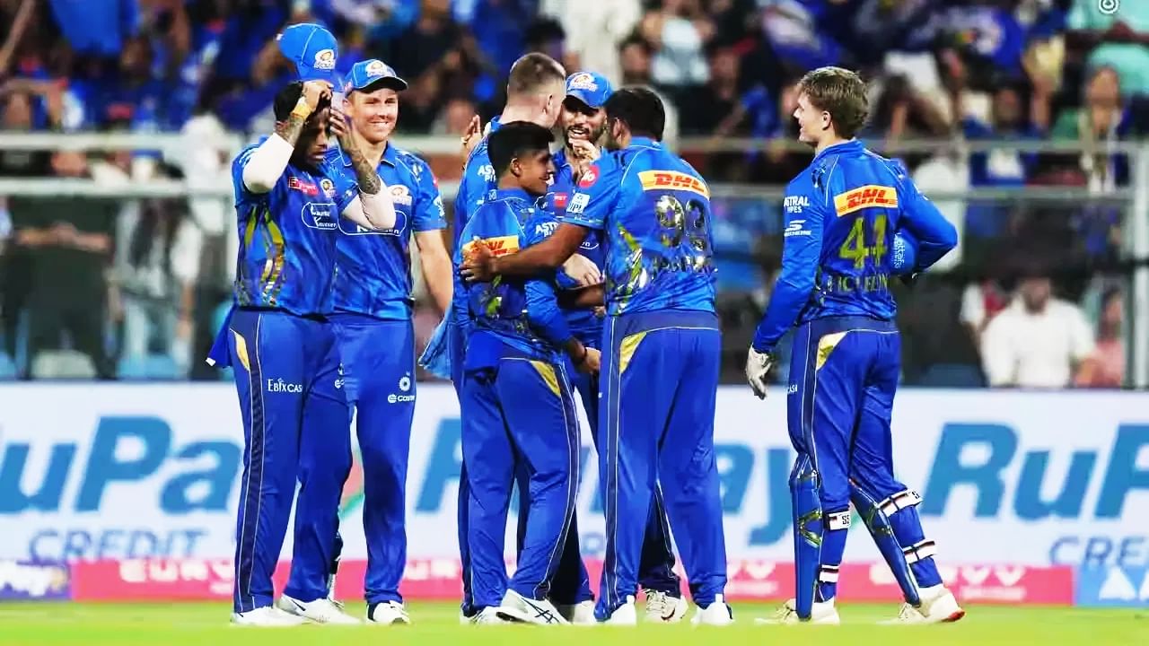 ಮುಂಬೈ ಇಂಡಿಯನ್ಸ್: ಅಂಕ ಪಟ್ಟಿಯಲ್ಲಿ ನಾಲ್ಕನೇ ಸ್ಥಾನದಲ್ಲಿರುವ ಮುಂಬೈ ಇಂಡಿಯನ್ಸ್ ತಂಡಕ್ಕೆ ಇನ್ನೂ 2 ಪಂದ್ಯಗಳಿವೆ. ಈ ಮ್ಯಾಚ್ಗಳಲ್ಲಿ ಜಯಗಳಿಸಿದರೆ ಪ್ಲೇಆಫ್ಗೇರುವುದು ಖಚಿತ. ಅದರಲ್ಲೂ ಡೆಲ್ಲಿ ಕ್ಯಾಪಿಟಲ್ಸ್ ವಿರುದ್ಧ ಗೆದ್ದರೆ ಮುಂಬೈ ಇಂಡಿಯನ್ಸ್ ತಂಡದ ಪ್ಲೇಆಫ್ ಸ್ಥಾನ ಬಹುತೇಕ ದೃಢವಾಗಲಿದೆ. ಒಂದು ವೇಳೆ ಡೆಲ್ಲಿ ಕ್ಯಾಪಿಟಲ್ಸ್ ವಿರುದ್ಧ ಮುಂಬೈ ಇಂಡಿಯನ್ಸ್ ಗೆದ್ದು, ಪಂಜಾಬ್ ಕಿಂಗ್ಸ್ ವಿರುದ್ಧ ಸೋತರೂ ಪ್ಲೇಆಫ್ಗೆ ಎಂಟ್ರಿ ಕೊಡಬಹುದು. ಏಕೆಂದರೆ ಲಕ್ನೋ ಸೂಪರ್ ಜೈಂಟ್ಸ್ ಮುಂದಿನ ಮೂರು ಪಂದ್ಯಗಳಲ್ಲಿ ಜಯಗಳಿಸಿ ಉತ್ತಮ ನೆಟ್ ರನ್ ರೇಟ್ ಅನ್ನು ಹೊಂದಿದರೆ ಮಾತ್ರ ಮುಂಬೈ ಇಂಡಿಯನ್ಸ್ ತಂಡವನ್ನು ಹಿಂದಿಕ್ಕಬಹುದು. ಹೀಗಾಗಿ ಡೆಲ್ಲಿ ಕ್ಯಾಪಿಟಲ್ಸ್ ವಿರುದ್ಧ ಮುಂಬೈ ಪಡೆ ಜಯ ಸಾಧಿಸಿದರೆ ಪ್ಲೇಆಫ್ ಆಡುವುದು ಬಹುತೇಕ ಖಚಿತವಾಗಲಿದೆ.
