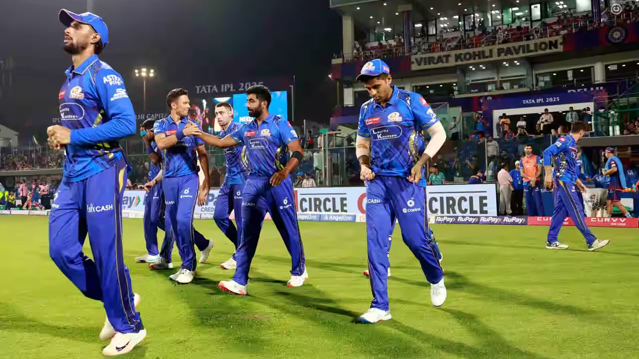 ಹಾಗೆಯೇ ಮುಂಬೈ ಇಂಡಿಯನ್ಸ್ ತಂಡವು ಡೆಲ್ಲಿ ಕ್ಯಾಪಿಟಲ್ಸ್ ವಿರುದ್ಧ ಸೋತರೂ ಪ್ಲೇಆಫ್ ಅವಕಾಶವನ್ನು ಎದುರು ನೋಡಬಹುದು. ಅಂತಹದೊಂದು ಅವಕಾಶ ಸಿಗಬೇಕಿದ್ದರೆ, ಡೆಲ್ಲಿ ಕ್ಯಾಪಿಟಲ್ಸ್ ತಂಡವು ಪಂಜಾಬ್ ಕಿಂಗ್ಸ್ ವಿರುದ್ಧ ಸೋಲಬೇಕು. ಅತ್ತ ಮುಂಬೈ ಇಂಡಿಯನ್ಸ್ ಪಂಜಾಬ್ ಕಿಂಗ್ಸ್ ವಿರುದ್ಧ ಗೆದ್ದು 16 ಅಂಕಗಳೊಂದಿಗೆ ಮುಂದಿನ ಹಂತಕ್ಕೇರಬಹುದು.