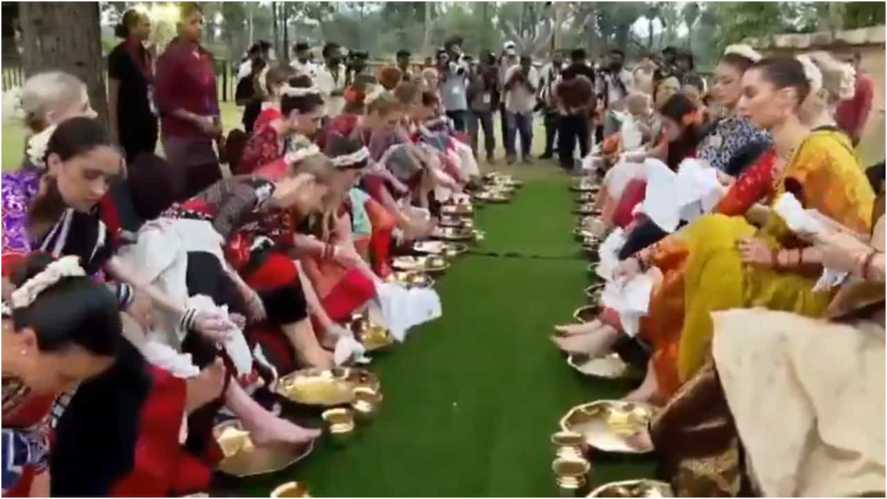 ವಿಶ್ವ ಸುಂದರಿ ಸ್ಪರ್ಧಿಗಳ ಕಾಲು ತೊಳೆದ ತೆಲಂಗಾಣ ಮಹಿಳೆಯರು; ಜನರ ಖಂಡನೆ