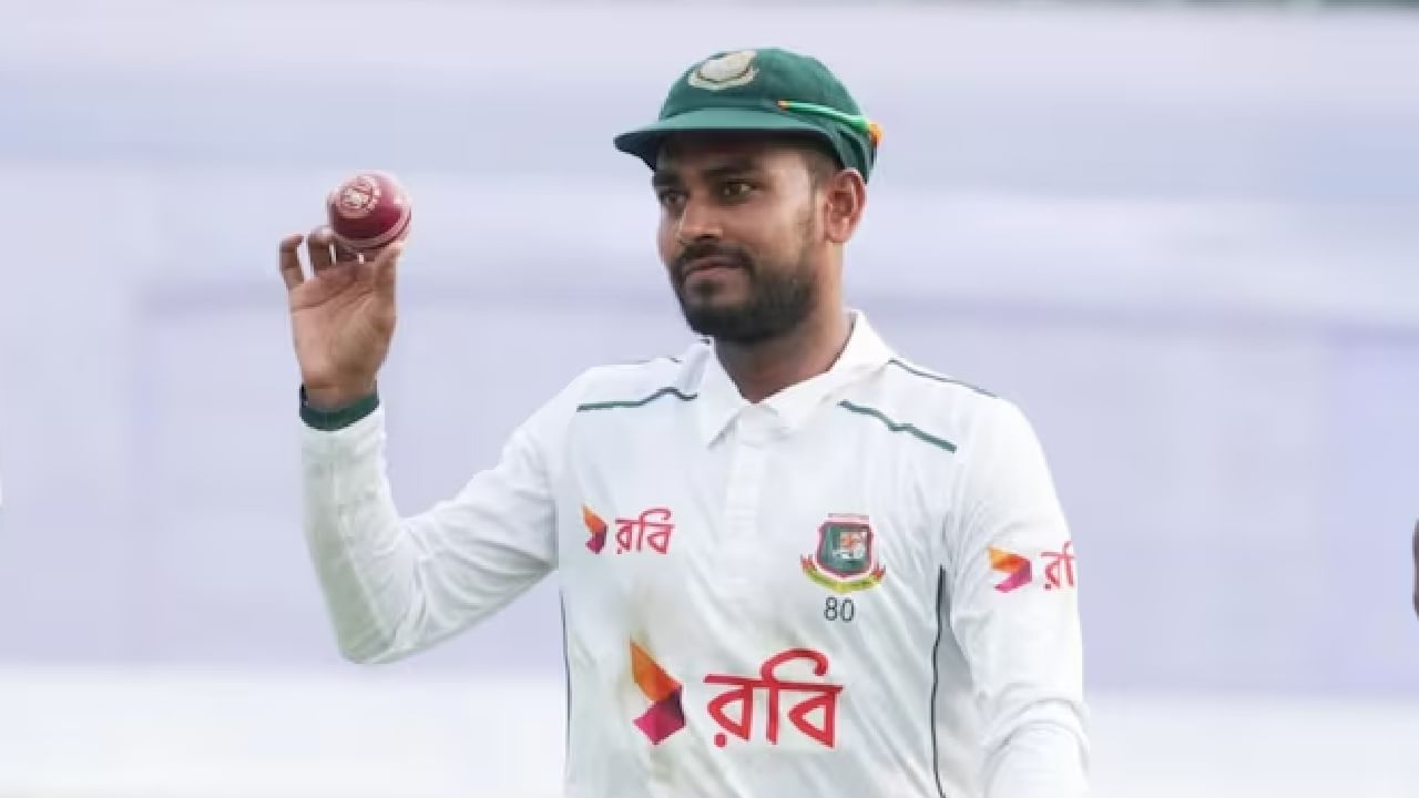 ಬಾಂಗ್ಲಾದೇಶ್ ತಂಡವು 444 ರನ್ಗಳಿಗೆ ಆಲೌಟ್ ಆದ ಬೆನ್ನಲ್ಲೇ ದ್ವಿತೀಯ ಇನಿಂಗ್ಸ್ ಆರಂಭಿಸಿದ ಝಿಂಬಾಬ್ವೆ ತಂಡವು ಕೇವಲ 111 ರನ್ಗಳಿಗೆ ಆಲೌಟ್ ಆಯಿತು. ಬಾಂಗ್ಲಾದೇಶ್ ಪರ ಮೆಹಿದಿ ಹಸನ್ ಮಿರಾಝ್ 5 ವಿಕೆಟ್ ಕಬಳಿಸಿ ಮಿಂಚಿದರು. ಇದರೊಂದಿಗೆ ಟೆಸ್ಟ್ ಕ್ರಿಕೆಟ್ನಲ್ಲಿ ಹೊಸ ಇತಿಹಾಸ ಕೂಡ ನಿರ್ಮಾಣವಾಯಿತು.