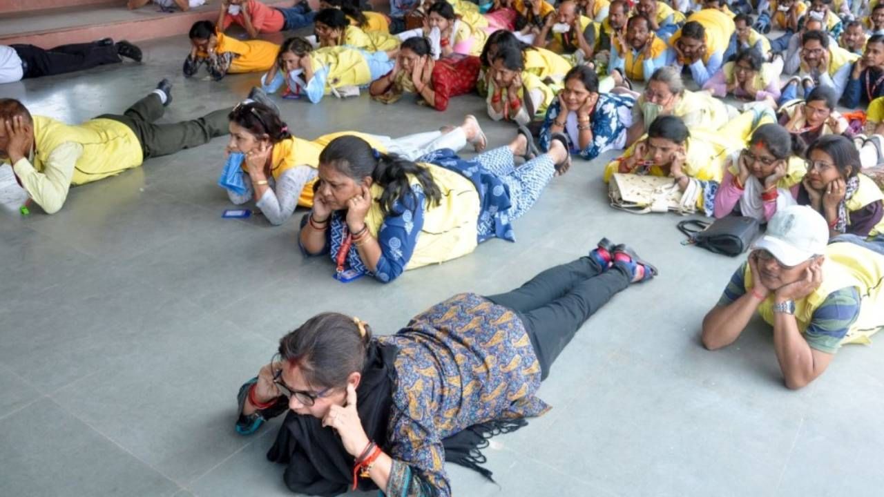 ಪಾಕಿಸ್ತಾನದ ಜೊತೆಗಿನ ಯುದ್ಧದ ಸಾಧ್ಯತೆಯ ನಡುವೆ ಮೇ 7ರಂದು ದೇಶಾದ್ಯಂತ ಮಾಕ್ ಡ್ರಿಲ್‌  ನಡೆಸಲು ಗೃಹ ಸಚಿವಾಲಯ ರಾಜ್ಯಗಳಿಗೆ ನಿರ್ದೇಶನ ನೀಡಿದೆ. ದೇಶದ ವಿವಿಧ ರಾಜ್ಯಗಳಲ್ಲಿ ಮಾಕ್​ ಡ್ರೀಲ್​ ಹೇಗೆ ನಡೆಯಿತು ಫೋಟೋಸ್​ ನೋಡಿ.