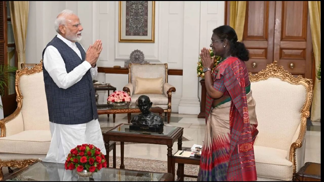 ಪಾಕಿಸ್ತಾನ ಮತ್ತು ಪಾಕ್ ಆಕ್ರಮಿತ ಕಾಶ್ಮೀರ (ಪಿಒಕೆ) ದಲ್ಲಿನ ಭಯೋತ್ಪಾದಕ ಅಡಗುತಾಣಗಳ ವಿರುದ್ಧ ಭಾರತೀಯ ಸಶಸ್ತ್ರ ಪಡೆಗಳು ನಡೆಸಿದ ನಿಖರ ದಾಳಿಯ ಕುರಿತು ಮಾಹಿತಿ ನೀಡಲು ಪ್ರಧಾನಿ ನರೇಂದ್ರ ಮೋದಿ ಅವರು ರಾಷ್ಟ್ರಪತಿ ಭವನದಲ್ಲಿ ರಾಷ್ಟ್ರಪತಿ ದ್ರೌಪದಿ ಮುರ್ಮು ಅವರನ್ನು ಭೇಟಿ ಮಾಡಿದರು. ಈ ವೇಳೆ ರಾಷ್ಟ್ರಪತಿಗೆ ಆಪರೇಷನ್ ಸಿಂಧೂರ್ ಬಗ್ಗೆ ವಿವರಿಸಿದರು.