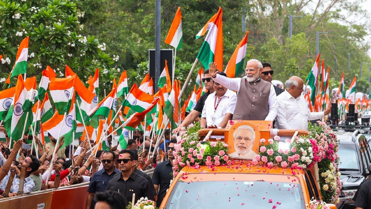 ಗಾಂಧಿನಗರದಲ್ಲಿ ಪ್ರಧಾನಿ ಮೋದಿ ರೋಡ್ ಶೋ; ಜನರಿಂದ ಹೂವಿನ ಮಳೆ