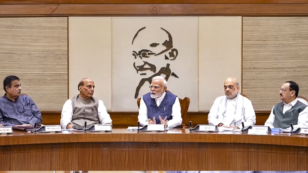 ಭಾರತೀಯ ಸೇನೆಯು ಯಾವುದೇ ಪೂರ್ವಸಿದ್ಧತೆಯಿಲ್ಲದೆ ಮತ್ತು ಯಾವುದೇ ತಪ್ಪಿಲ್ಲದೆ ಕಾರ್ಯಾಚರಣೆ ನಡೆಸಿದೆ ಎಂದು ಪ್ರಧಾನಿ ನರೇಂದ್ರ ಮೋದಿ ಹೇಳಿದರು. ಇದು ನಮಗೆ ಹೆಮ್ಮೆಯ ಕ್ಷಣ. ಪ್ರಧಾನಿ ಮೋದಿ ಸೇನೆಯನ್ನು ಶ್ಲಾಘಿಸಿದರು.