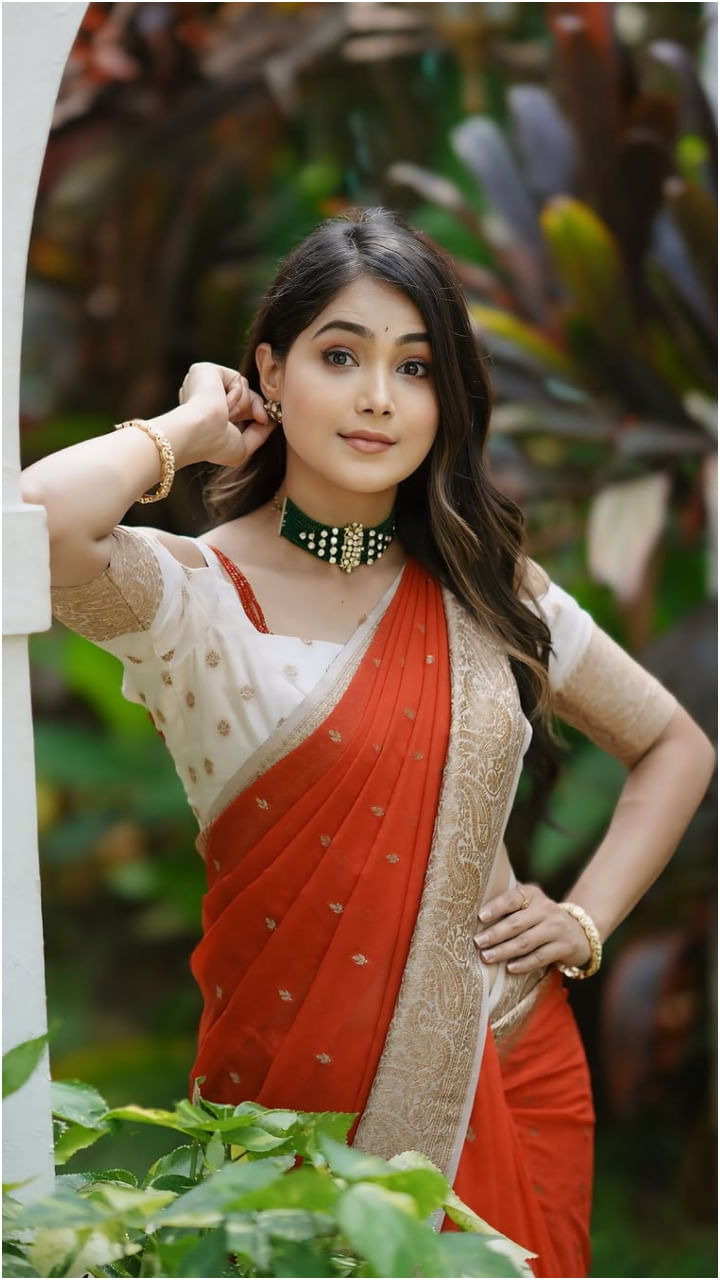 ಹಲವು ಬಗೆಯಲ್ಲಿ ಫೋಟೋಶೂಟ್ ಮಾಡಿಸಿ ಮೋಕ್ಷಿತಾ ಮಿಂಚುತ್ತಿದ್ದಾರೆ.