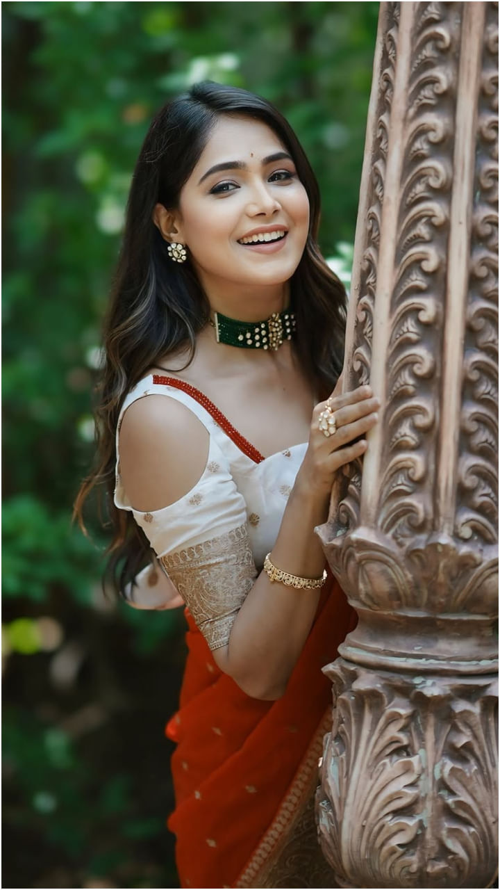 ಹಲವು ಬಗೆಯಲ್ಲಿ ಫೋಟೋಶೂಟ್ ಮಾಡಿಸಿ ಮೋಕ್ಷಿತಾ ಮಿಂಚುತ್ತಿದ್ದಾರೆ.