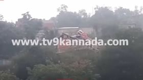 ಮನೆಮಾಳಿಗೆ ಮೇಲೆ ನಿಂತು ಧ್ವಂಸಗೊಂಡಿರುವ ಮಸೀದಿಯನ್ನು ವೀಕ್ಷಿಸಿದ ಜನ ಮನೆಮಾಳಿಗೆ ಮೇಲೆ ನಿಂತು ಧ್ವಂಸಗೊಂಡಿರುವ ಮಸೀದಿಯನ್ನು ವೀಕ್ಷಿಸಿದ ಜನ