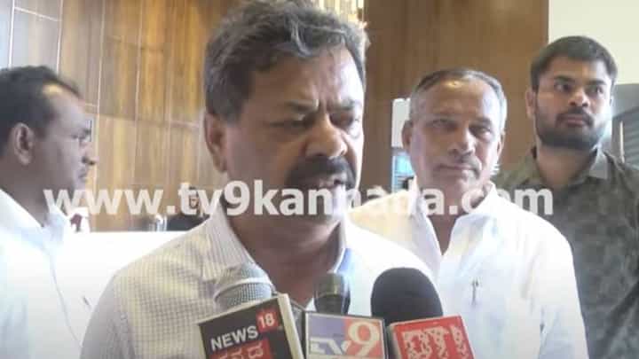 ಯತ್ನಾಳ್ ಹಿಂದೂ ನಾಯಕನಾಗಿದ್ದರೆ ಟೋಪಿ ಧರಿಸಿ, ಕಬಾಬ್ ತಿನ್ನುತ್ತ ಇಫ್ತಿಯಾರ್ ಕೂಟ ಏರ್ಪಡಿಸುತ್ತಿರಲಿಲ್ಲ: ರೇಣುಕಾಚಾರ್ಯ ಯತ್ನಾಳ್ ಹಿಂದೂ ನಾಯಕನಾಗಿದ್ದರೆ ಟೋಪಿ ಧರಿಸಿ, ಕಬಾಬ್ ತಿನ್ನುತ್ತ ಇಫ್ತಿಯಾರ್ ಕೂಟ ಏರ್ಪಡಿಸುತ್ತಿರಲಿಲ್ಲ: ರೇಣುಕಾಚಾರ್ಯ
