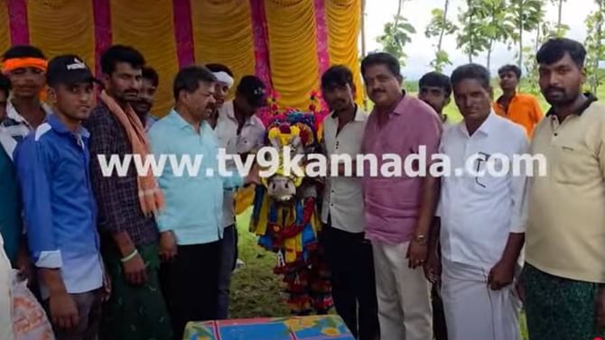 ಹೋರಿಗೆ ಕೇಕ್ ತಿನ್ನಿಸಿ ತಾನೂ ತಿಂದ ಮಾಜಿ ಸಚಿವ ರೇಣುಕಾಚಾರ್ಯ