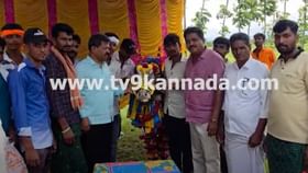ಹೋರಿಗೆ ಕೇಕ್ ತಿನ್ನಿಸಿ ತಾನೂ ತಿಂದ ಮಾಜಿ ಸಚಿವ ರೇಣುಕಾಚಾರ್ಯ ಹೋರಿಗೆ ಕೇಕ್ ತಿನ್ನಿಸಿ ತಾನೂ ತಿಂದ ಮಾಜಿ ಸಚಿವ ರೇಣುಕಾಚಾರ್ಯ