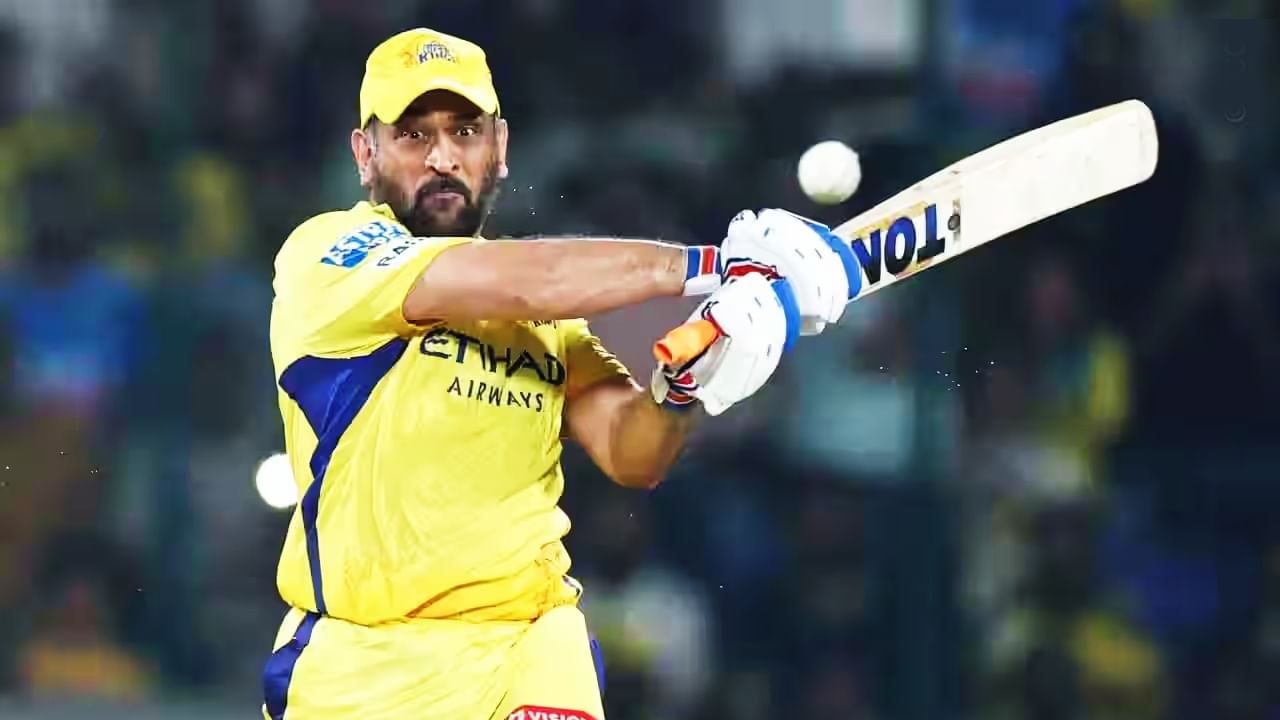 IPL 2025: ಇಂಡಿಯನ್ ಪ್ರೀಮಿಯರ್ ಲೀಗ್​ನ 61ನೇ ಪಂದ್ಯದಲ್ಲಿ ಚೆನ್ನೈ ಸೂಪರ್ ಕಿಂಗ್ಸ್ (CSK) ತಂಡವು ಸೋಲನುಭವಿಸಿದೆ. ಈ ಸೋಲಿಗೆ ಒಂದು ಕಾರಣ ಮಹೇಂದ್ರ ಸಿಂಗ್ ಧೋನಿಯ (MS Dhoni) ನಿಧಾನಗತಿಯ ಬ್ಯಾಟಿಂಗ್. ಏಕೆಂದರೆ ಡೆತ್ ಓವರ್​ಗಳ ವೇಳೆ ಬ್ಯಾಟ್ ಬೀಸಿದ ಧೋನಿ ರನ್​ಗಳಿಸಲು ಪರದಾಡಿದ್ದರು.