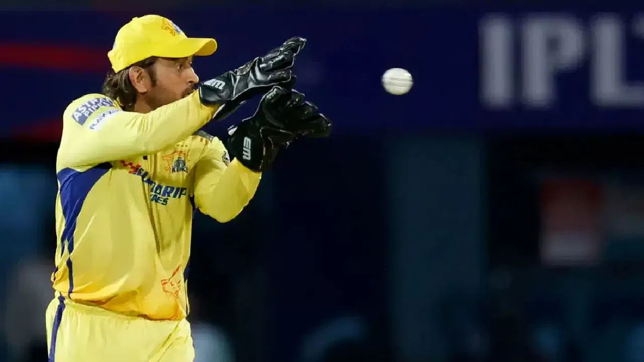 ನಾನು ನನ್ನ ವೃತ್ತಿಜೀವನದ ಕೊನೆಯ ಹಂತದಲ್ಲಿದ್ದೇನೆ ಎಂಬ ಅಂಶದಿಂದ ತಪ್ಪಿಸಿಕೊಳ್ಳಲು ಸಾಧ್ಯವಿಲ್ಲ. ಈ ಐಪಿಎಲ್ ಮುಗಿದ ನಂತರ, ನನ್ನ ದೇಹವು ಈ ಒತ್ತಡವನ್ನು ತಡೆದುಕೊಳ್ಳುತ್ತದೆಯೇ ಅಥವಾ ಇಲ್ಲವೇ ಎಂಬುದನ್ನು ನೋಡಲು ನಾನು ಇನ್ನೂ ಆರರಿಂದ ಎಂಟು ತಿಂಗಳು ಕಷ್ಟಪಟ್ಟು ಕೆಲಸ ಮಾಡಬೇಕಾಗುತ್ತದೆ ಎಂದು ಧೋನಿ ಹೇಳಿದ್ದಾರೆ.