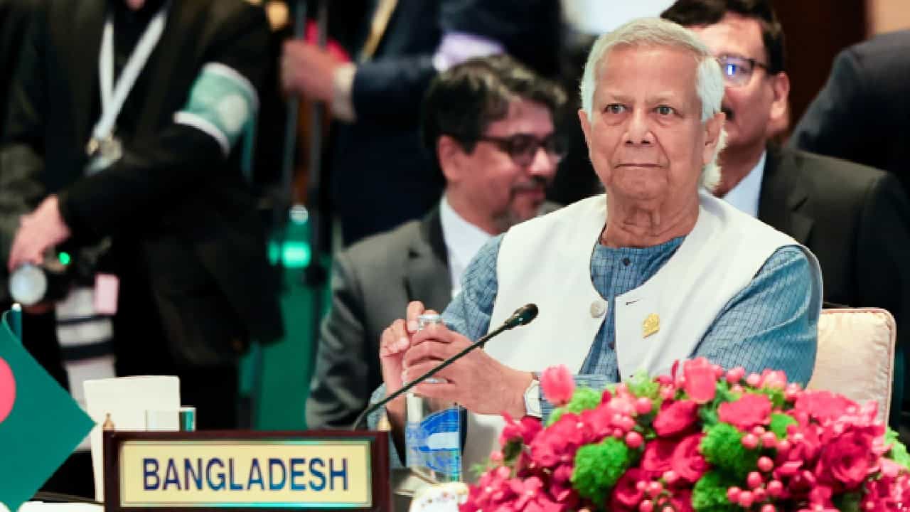 ಬಾಂಗ್ಲಾದೇಶ ಸರ್ಕಾರದ ಮುಖ್ಯಸ್ಥರಾಗಿ ಮುಹಮ್ಮದ್ ಯೂನಸ್ ಮುಂದುವರಿಕೆ; ರಾಜೀನಾಮೆ ವದಂತಿಗೆ ಬಿತ್ತು ತೆರೆ ಬಾಂಗ್ಲಾದೇಶ ಸರ್ಕಾರದ ಮುಖ್ಯಸ್ಥರಾಗಿ ಮುಹಮ್ಮದ್ ಯೂನಸ್ ಮುಂದುವರಿಕೆ; ರಾಜೀನಾಮೆ ವದಂತಿಗೆ ಬಿತ್ತು ತೆರೆ