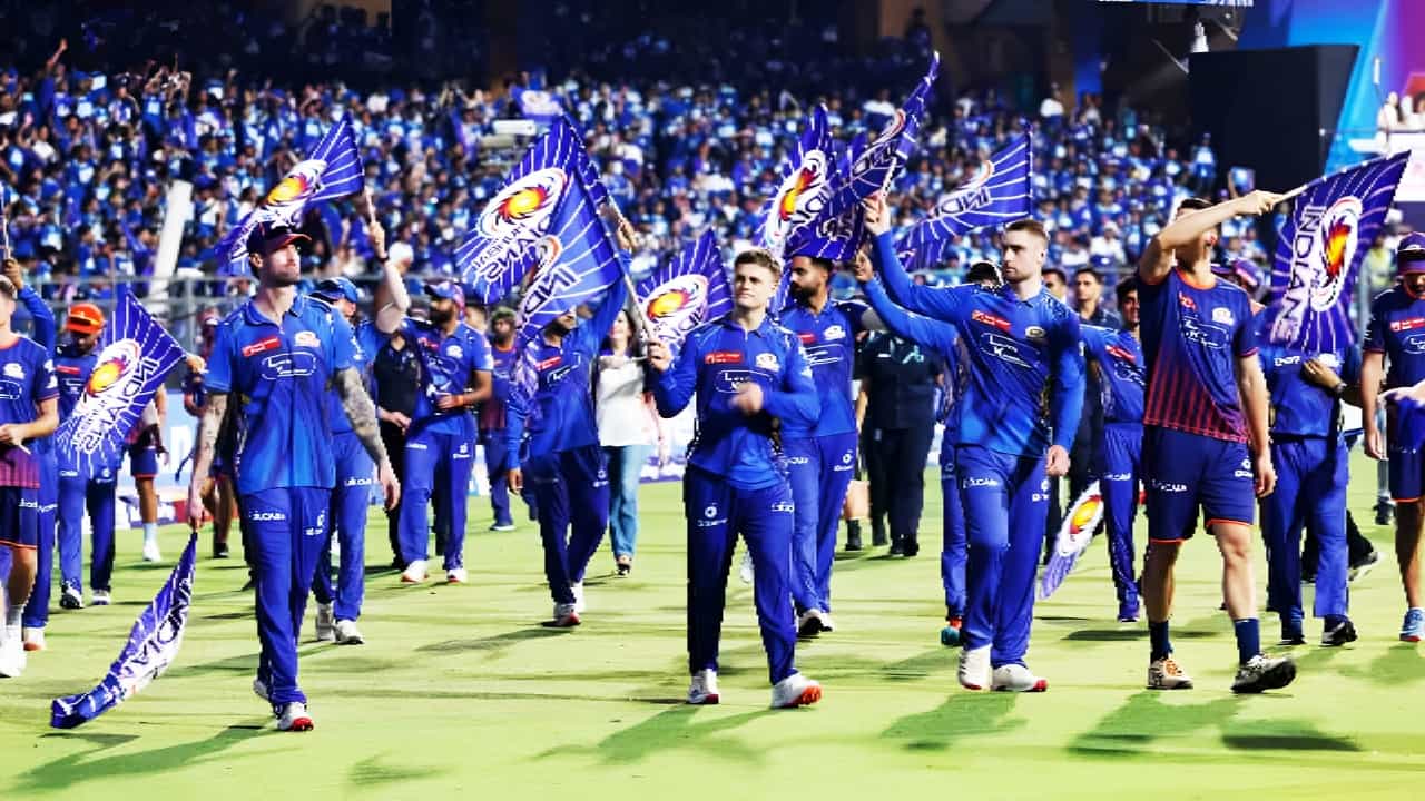 IPL 2025: ಇಂಡಿಯನ್ ಪ್ರೀಮಿಯರ್ ಲೀಗ್ ಸೀಸನ್-18ರ ಪ್ಲೇಆಫ್ ಹೊಸ್ತಿಲಲ್ಲಿರುವ ಮುಂಬೈ ಇಂಡಿಯನ್ಸ್ ತಂಡದಿಂದ ಮೂವರು ಆಟಗಾರರು ಹೊರಗುಳಿಯುವುದು ಖಚಿತವಾಗಿದೆ. ಈ ಮೂವರ ಹೊರಗುಳಿಯುವಿಕೆ ಖಚಿತವಾಗುತ್ತಿದ್ದಂತೆ, ಮುಂಬೈ ಫ್ರಾಂಚೈಸಿ ಬದಲಿಯಾಗಿ ಮೂವರು ಆಟಗಾರರನ್ನು ಆಯ್ಕೆ ಮಾಡಿಕೊಂಡಿದೆ.